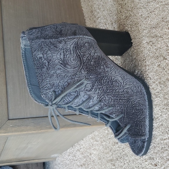 Open toed booties - Picture 3 of 7